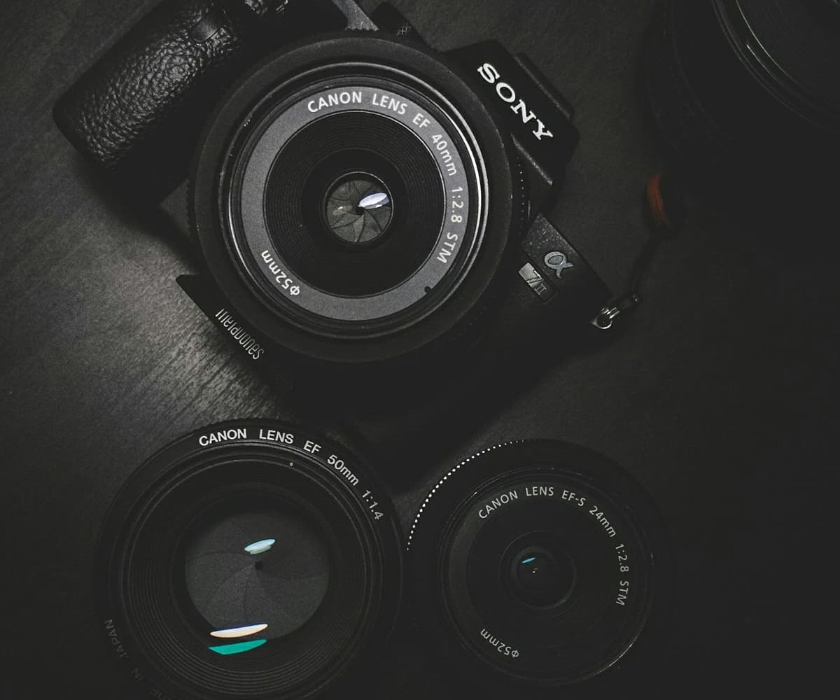Boîtier et objectifs photographiques posés sur une table