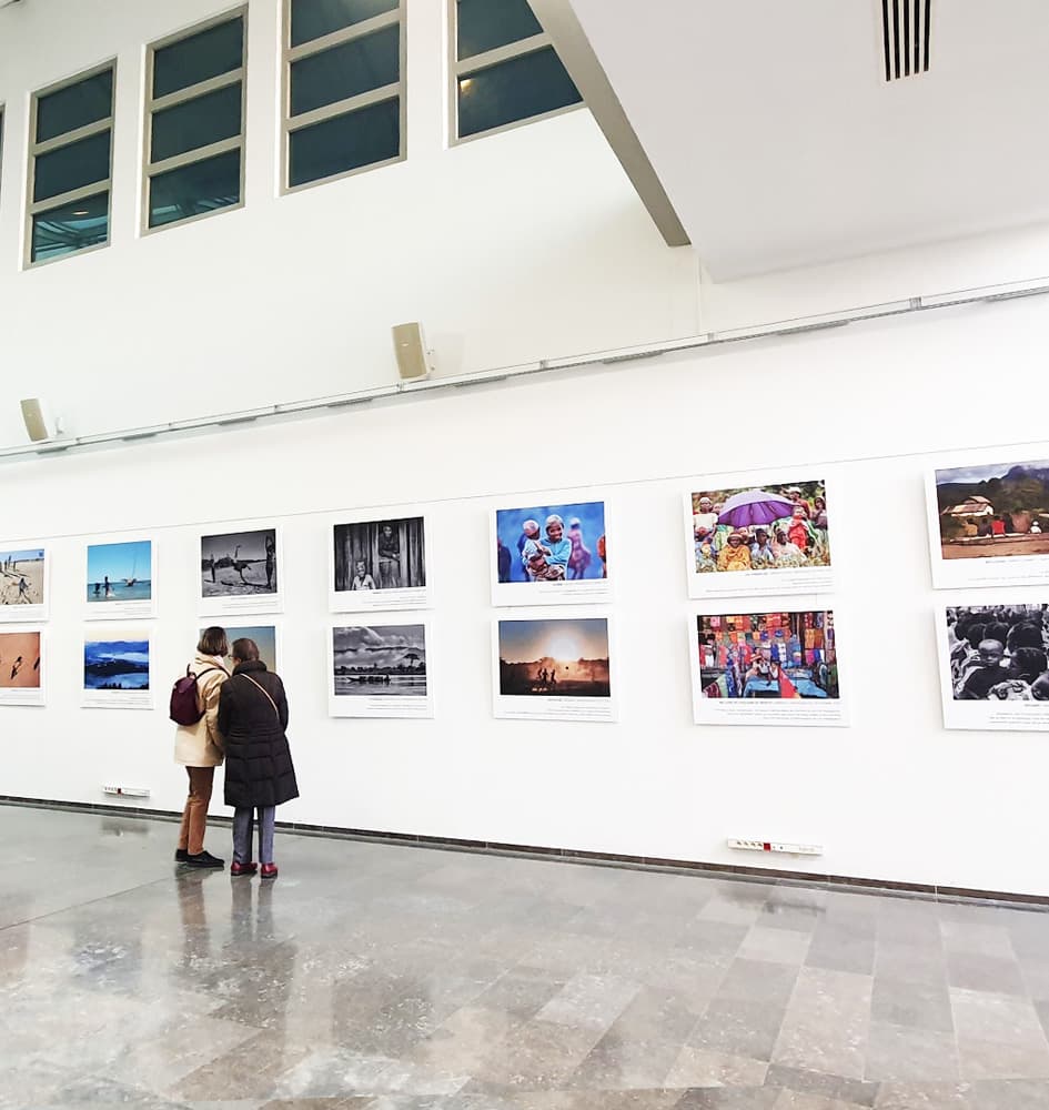 Visiteurs devant une exposition de photographies